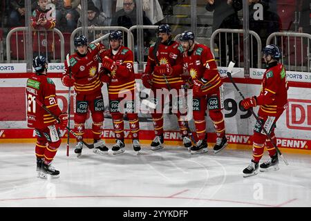 Eishockey DEL - 24/25 - 29. Spieltag: Düsseldorfer EG vs Augsburger Panther am 22.12.2024 im PSD Bank Dome in Düsseldorf Düsseldorfer Torjubel nach dem 5:1 Foto: Osnapix Stockfoto