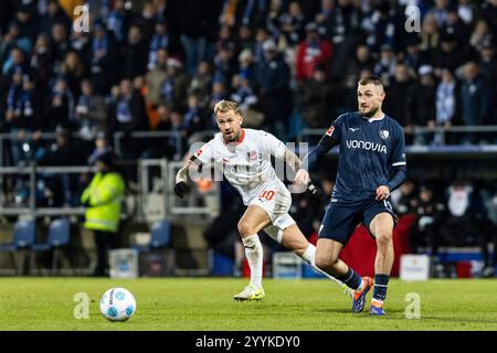 Matus Bero (VfL Bochum, 19), Niklas Dorsch (FC Heidenheim, 39) 1. Fu?Ball Bundesliga: VfL Bochum - FC Heidenheim; Vonovia-Ruhrstadion Bochum; DFL/DFB-Vorschriften 22.12.2024 verbieten jede Verwendung von Fotografien als Bildsequenzen und/oder Quasi-Video. Stockfoto