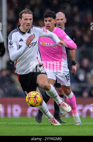 London, Großbritannien. Dezember 2024. London, England - 22. Dezember 2024: Fulham's Sander Berge (links) unter Druck von Mateus Fernandes (rechts) während des Premier League 2024/25 League-Spiels zwischen Fulham FC und Southampton FC am 22. Dezember 2024 in Craven Cottage in London. (Foto: David Horton/SPP) (David Horton/SPP) Credit: SPP Sport Press Photo. /Alamy Live News Stockfoto