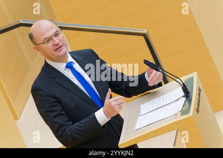 Staatsminister Albert Füracker, CSU. 37. Plenarsitzung des Bayerischen Landtags. Der bayerische Finanzminister Albert Füracker , CSU, bei seiner Rede. München Bayern Deutschland *** Staatsminister Albert Füracker , CSU 37 Plenarsitzung des Bayerischen Landtags der Bayerische Finanzminister Albert Füracker , CSU, während seiner Rede München Bayern Deutschland Copyright: XRolfxPossx Stockfoto