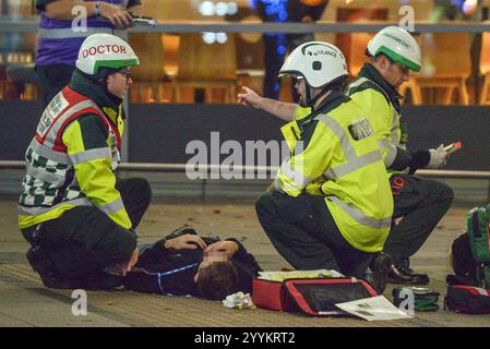 Birmingham Airport, UK 2019 – am 13. November 2019 fand Ein simulierter Terroranschlag auf dem BHX Airport in England statt. Schauspieler wurden mit erfundenen Verletzungen gesehen und auf dem Boden lagen. Auch Rettungsfahrzeuge und zahlreiche Sanitäter, Polizei und Feuerwehr waren anwesend. Der gefälschte Angriff fand statt, während der Flughafen für die Öffentlichkeit geschlossen wurde. Quelle: Stop Press Media Stockfoto