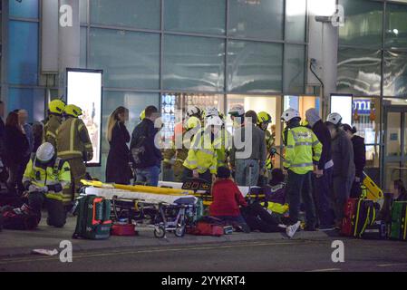 Birmingham Airport, UK 2019 – am 13. November 2019 fand Ein simulierter Terroranschlag auf dem BHX Airport in England statt. Schauspieler wurden mit erfundenen Verletzungen gesehen und auf dem Boden lagen. Auch Rettungsfahrzeuge und zahlreiche Sanitäter, Polizei und Feuerwehr waren anwesend. Der gefälschte Angriff fand statt, während der Flughafen für die Öffentlichkeit geschlossen wurde. Quelle: Stop Press Media Stockfoto