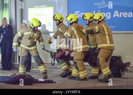 Birmingham Airport, UK 2019 – am 13. November 2019 fand Ein simulierter Terroranschlag auf dem BHX Airport in England statt. Schauspieler wurden mit erfundenen Verletzungen gesehen und auf dem Boden lagen. Auch Rettungsfahrzeuge und zahlreiche Sanitäter, Polizei und Feuerwehr waren anwesend. Der gefälschte Angriff fand statt, während der Flughafen für die Öffentlichkeit geschlossen wurde. Quelle: Stop Press Media Stockfoto