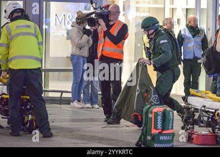 Birmingham Airport, UK 2019 – am 13. November 2019 fand Ein simulierter Terroranschlag auf dem BHX Airport in England statt. Schauspieler wurden mit erfundenen Verletzungen gesehen und auf dem Boden lagen. Auch Rettungsfahrzeuge und zahlreiche Sanitäter, Polizei und Feuerwehr waren anwesend. Der gefälschte Angriff fand statt, während der Flughafen für die Öffentlichkeit geschlossen wurde. Quelle: Stop Press Media Stockfoto