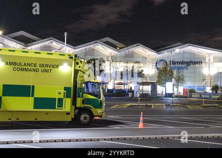 Birmingham Airport, UK 2019 – am 13. November 2019 fand Ein simulierter Terroranschlag auf dem BHX Airport in England statt. Schauspieler wurden mit erfundenen Verletzungen gesehen und auf dem Boden lagen. Auch Rettungsfahrzeuge und zahlreiche Sanitäter, Polizei und Feuerwehr waren anwesend. Der gefälschte Angriff fand statt, während der Flughafen für die Öffentlichkeit geschlossen wurde. Quelle: Stop Press Media Stockfoto