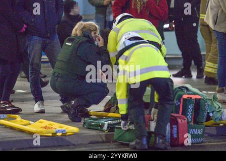 Birmingham Airport, UK 2019 – am 13. November 2019 fand Ein simulierter Terroranschlag auf dem BHX Airport in England statt. Schauspieler wurden mit erfundenen Verletzungen gesehen und auf dem Boden lagen. Auch Rettungsfahrzeuge und zahlreiche Sanitäter, Polizei und Feuerwehr waren anwesend. Der gefälschte Angriff fand statt, während der Flughafen für die Öffentlichkeit geschlossen wurde. Quelle: Stop Press Media Stockfoto