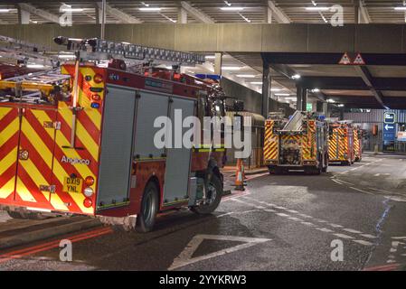 Birmingham Airport, UK 2019 – am 13. November 2019 fand Ein simulierter Terroranschlag auf dem BHX Airport in England statt. Schauspieler wurden mit erfundenen Verletzungen gesehen und auf dem Boden lagen. Auch Rettungsfahrzeuge und zahlreiche Sanitäter, Polizei und Feuerwehr waren anwesend. Der gefälschte Angriff fand statt, während der Flughafen für die Öffentlichkeit geschlossen wurde. Quelle: Stop Press Media Stockfoto