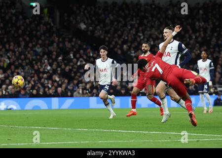 London, Großbritannien. Dezember 2024. Luis Diaz aus Liverpool erzielt das Eröffnungstor während des Premier League-Spiels im Tottenham Hotspur Stadium in London. Der Bildnachweis sollte lauten: Paul Terry/Sportimage Credit: Sportimage Ltd/Alamy Live News Stockfoto