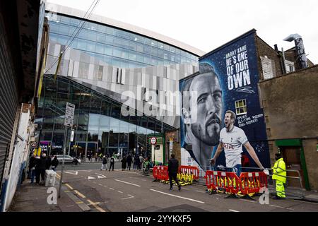 London, Großbritannien. Dezember 2024. Harry Kane Wandgemälde vor dem Stadion. Premier League-Spiel Tottenham Hotspur gegen Liverpool im Tottenham Hotspur Stadium in London am Sonntag, den 22. Dezember 2024. Dieses Bild darf nur für redaktionelle Zwecke verwendet werden. Foto nur für redaktionelle Verwendung von Lewis Mitchell/Andrew Orchard Sportfotografie/Alamy Live News Credit: Andrew Orchard Sportfotografie/Alamy Live News Stockfoto