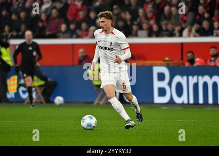 Leverkusen, Deutschland. Dezember 2024. Fussball; Spieltag 15; 1. Bundesliga; Saison 2024/2025; Bayer Leverkusen gegen SC Freiburg am 21.12.2024 in Leverkusen. UBz: 06 Patrick Osterhage, SC Freiburg. Quelle: dpa/Alamy Live News Stockfoto