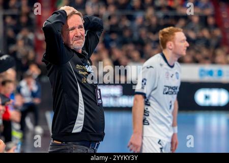 Nürnberg, Deutschland. Dezember 2024. Martin Schwalb (HC Erlangen, Trainer) verzweifelt HC Erlangen vs. TBV Lemgo Lippe, Handball, 1. Handball-Bundesliga, Saison 2024/2025, 16. Spieltag, 22.12.2024 Foto: Eibner/Ardan Fuessmann Credit: dpa/Alamy Live News Stockfoto