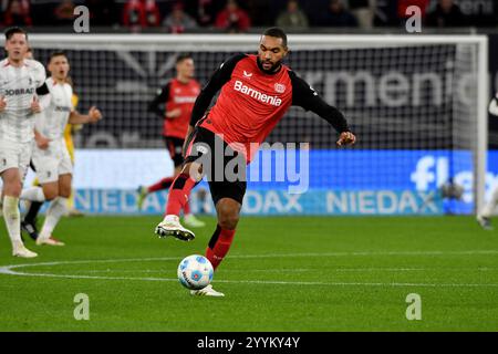 Leverkusen, Deutschland. Dezember 2024. Fussball; Spieltag 15; 1. Bundesliga; Saison 2024/2025; Bayer Leverkusen gegen SC Freiburg am 21.12.2024 in Leverkusen. UBz: 04 Jonathan Tah, Bayer Leverkusen. Quelle: dpa/Alamy Live News Stockfoto