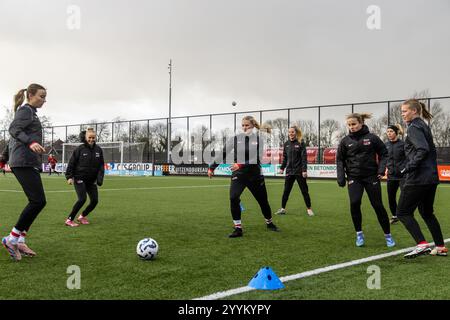 Wijdewormer, Niederlande. Dezember 2024. WIJDEWORMER, NIEDERLANDE - 22. DEZEMBER: Spieler von AZ wärmen sich während eines niederländischen Azerion Frauen-Eredivisie-Spiels zwischen AZ Alkmaar und FC Twente am AFAS Trainingskomplex am 22. Dezember 2024 in Wijdewormer auf. (Foto von Leiting Gao/Orange Pictures) Credit: Orange Pics BV/Alamy Live News Stockfoto