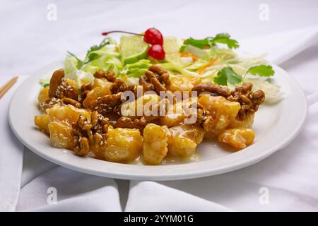 Ein Blick auf einen Teller Honig-Walnussgarnelen. Stockfoto