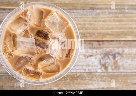 Ein Blick von oben auf ein Eismilchkaffee-Getränk. Stockfoto