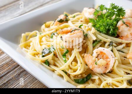 Ein Blick auf einen Teller mit Aaglio und olio Garnelen Spaghetti. Stockfoto