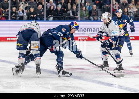 München, Deutschland. Dezember 2024. Kampf um den Puck von Veit Oswald (EHC Red Bull Muenchen, #27) mit Zach Osburn (Iserlohn Roosters, #2) und Shane Gersich (Iserlohn Roosters, #9), GER, EHC Red Bull Muenchen vs. Iserlohn Roosters, Eishockey, DEL, 29. Spieltag, Saison 2024/2025, 22.12.2024. Foto: Eibner-Pressefoto/Heike feiner Credit: dpa/Alamy Live News Stockfoto