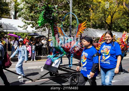 Mexiko-Stadt, Mexiko – 19. Oktober 2024: Traditionelle Parade der farbenfrohen imaginären Lebewesen namens Alebrijes in der Reforma Street in Mexiko-Stadt. Stockfoto