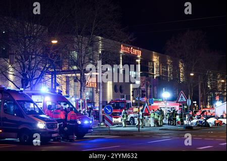 Magdeburg, Deutschland. Dezember 2024. Voll mit Rettungsfahrzeugen und Rettungskräften, Ernst-Reuter-Allee vor dem Allee-Center. Ein Auto ist auf einen Weihnachtsmarkt in Magdeburg gestürzt. Es gibt mehrere Todesopfer und viele Verletzte. Quelle: Heiko Rebsch/dpa/Alamy Live News Stockfoto