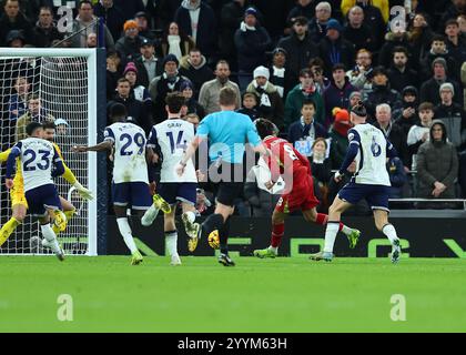 Tottenham Hotspur Stadium, London, Großbritannien. Dezember 2024. Premier League Football, Tottenham Hotspur gegen Liverpool; Dominik Szoboszlai aus Liverpool schießt und erzielt in der 46. Minute das 3. Tor und schafft es 3-1 Credit: Action Plus Sports/Alamy Live News Stockfoto