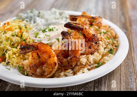 Ein Blick auf einen Teller Garnelen-Kabob. Stockfoto