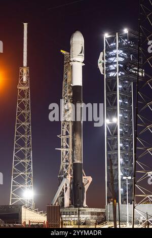 20. Dezember 2024: Eine SpaceX Falcon 9-Rakete wird bei Sonnenuntergang am Launch Complex 40 gesehen, bevor die Astranis um 23:15 UHR von einer zu vielen Mission gestartet werden. Quelle: Brandon J. Moser/Alamy Live News Stockfoto