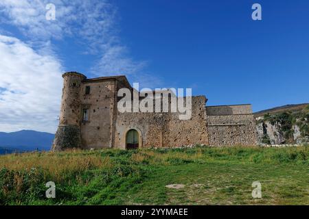 Eine mittelalterliche Burgruine in einem Dorf in der Provinz Salerno, Italien. Stockfoto