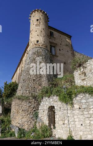 Eine mittelalterliche Burgruine in einem Dorf in der Provinz Salerno, Italien. Stockfoto