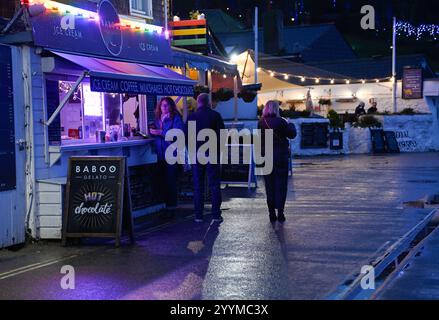 Lyme Regis Dorset in der Nähe des Cobb. Kleines Café, das an einem nassen dezembernachmittag zu Weihnachten geschäftlich geöffnet ist Stockfoto