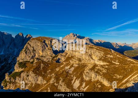 Monte Cristallo Dolomiti Alps Berggipfel. Wunderschöne Landschaft der Dolomiten felsiger Gipfel und blauer Himmel im Sommer Stockfoto