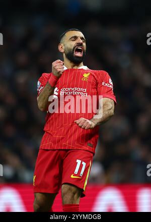 Tottenham Hotspur Stadium, London, Großbritannien. Dezember 2024. Premier League Football, Tottenham Hotspur gegen Liverpool; Mohamed Salah von Liverpool schießt und erzielt in der 54. Minute sein viertes Tor und schafft es 1-4 Credit: Action Plus Sports/Alamy Live News Stockfoto