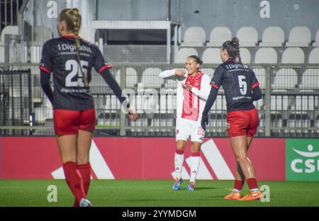 Amsterdam, Niederlande. Dezember 2024. De Toekomst, 22. Dezember 2024 Quinty Sabajo (22 Ajax) trifft während des Azerion Vrouwen Eredivisie Spiels zwischen Ajax und Excelsior Rotterdam vrouwen in de Toekomst, Niederlande. (Arne van der Ben/SPP) Credit: SPP Sport Press Photo. /Alamy Live News Stockfoto