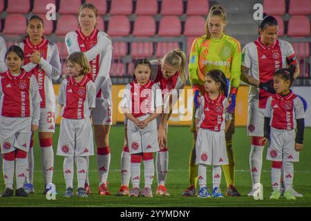 Amsterdam, Niederlande. Dezember 2024. De Toekomst, 22. Dezember 2024 Nadime Noordam (10 Ajax) vor dem Azerion Vrouwen Eredivisie Spiel zwischen Ajax und Excelsior Rotterdam vrouwen in de Toekomst, Niederlande. (Arne van der Ben/SPP) Credit: SPP Sport Press Photo. /Alamy Live News Stockfoto