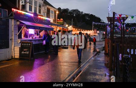 Lyme Regis Dorset in der Nähe des Cobb. Kleines Café, das an einem nassen dezembernachmittag zu Weihnachten geschäftlich geöffnet ist Stockfoto