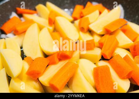 Zum Kochen bereitgestelltes Gemüse. Kartoffeln, Karotten Stockfoto