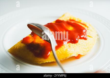 Omurice (Japanisches Reisomelet) Japanisches Huhn Gebratenes Reisomelett Mit Ketchup Stockfoto