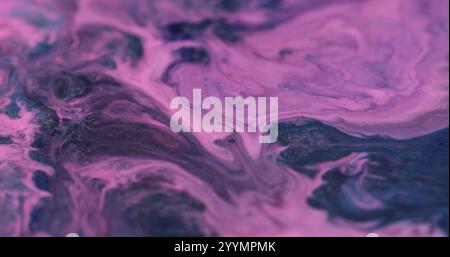 Funkelnder Glitzer. Tintenwirbel. Defokussierte mehrfarbige lila schimmernde fliessende Marmor Textur helle Partikel bewegen sich auf abstraktem unscharfem Bokeh Licht Kunst Hintergrund. Stockfoto