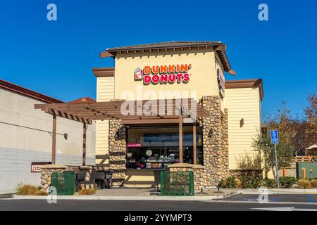 Lake Forest, CA, USA – 18. Dezember 2024: Außengebäude von Dunkin’ Donuts mit einem begehbaren Fenster im Orange County in der Stadt Lake Forest. Stockfoto