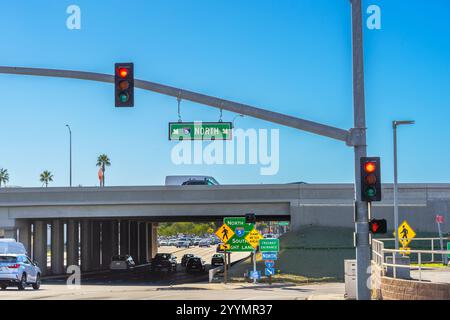 Lake Forest, CA, USA - 18. Dezember 2024: Blick auf die Autobahneinfahrt zur Interstate 5 in Orange County in der Stadt Lake Forest. Stockfoto