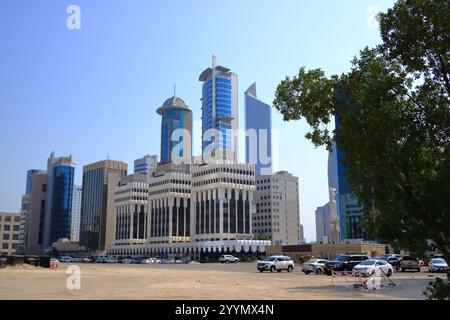 Kuwait City, Kuwait im Nahen Osten - 09. November 2024: Moderne Wolkenkratzer im Stadtzentrum von Kuwait Stockfoto