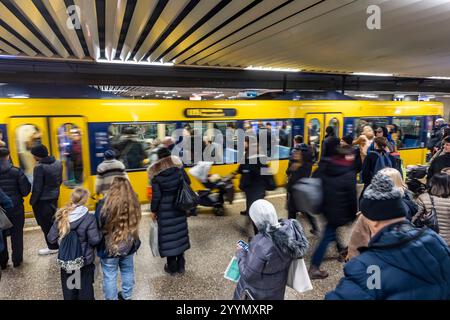 Stadtbahn Haltestelle Charlottenplatz, Stuttgarter Straßenbahnen AG, SSB. U15 mit dem Fahrziel Ruhbank. // 20.12.2024: Stuttgart, Baden-Württemberg, Deutschland, Europa *** Stadtbahnhaltestelle Charlottenplatz, Stuttgarter Straßenbahnen AG, SSB U15 mit dem Ziel Ruhbank 20 12 2024 Stuttgart, Baden Württemberg, Deutschland, Europa Stockfoto