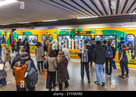 Stadtbahn Haltestelle Charlottenplatz, Stuttgarter Straßenbahnen AG, SSB. U5 nach Leinfelden. // 20.12.2024: Stuttgart, Baden-Württemberg, Deutschland, Europa *** Straßenbahnhaltestelle Charlottenplatz, Stuttgarter Straßenbahnen AG, SSB U5 bis Leinfelden 20 12 2024 Stuttgart, Baden Württemberg, Deutschland, Europa Stockfoto