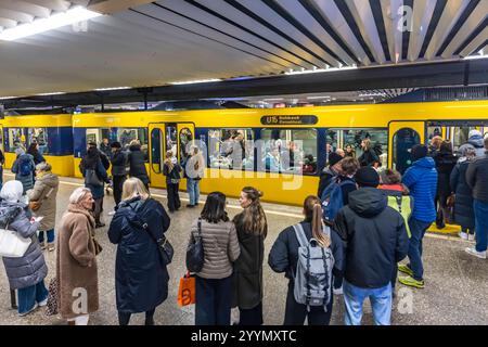 Stadtbahn Haltestelle Charlottenplatz, Stuttgarter Straßenbahnen AG, SSB. U15 mit dem Fahrziel Ruhbank. // 20.12.2024: Stuttgart, Baden-Württemberg, Deutschland, Europa *** Stadtbahnhaltestelle Charlottenplatz, Stuttgarter Straßenbahnen AG, SSB U15 mit dem Ziel Ruhbank 20 12 2024 Stuttgart, Baden Württemberg, Deutschland, Europa Stockfoto