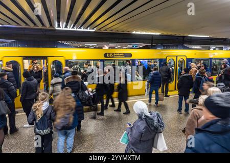 Stadtbahn Haltestelle Charlottenplatz, Stuttgarter Straßenbahnen AG, SSB. U15 mit dem Fahrziel Ruhbank. // 20.12.2024: Stuttgart, Baden-Württemberg, Deutschland, Europa *** Stadtbahnhaltestelle Charlottenplatz, Stuttgarter Straßenbahnen AG, SSB U15 mit dem Ziel Ruhbank 20 12 2024 Stuttgart, Baden Württemberg, Deutschland, Europa Stockfoto