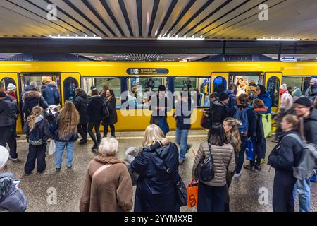 Stadtbahn Haltestelle Charlottenplatz, Stuttgarter Straßenbahnen AG, SSB. U15 mit dem Fahrziel Ruhbank. // 20.12.2024: Stuttgart, Baden-Württemberg, Deutschland, Europa *** Stadtbahnhaltestelle Charlottenplatz, Stuttgarter Straßenbahnen AG, SSB U15 mit dem Ziel Ruhbank 20 12 2024 Stuttgart, Baden Württemberg, Deutschland, Europa Stockfoto