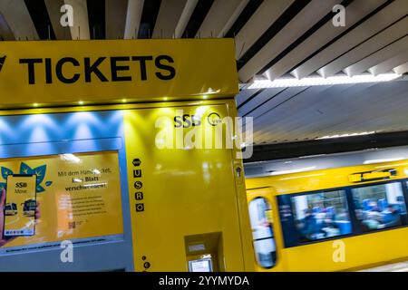 Stadtbahn Haltestelle Charlottenplatz, Stuttgarter Straßenbahnen AG, SSB. // 20.12.2024: Stuttgart, Baden-Württemberg, Deutschland, Europa *** Stadtbahnhaltestelle Charlottenplatz, Stuttgarter Straßenbahnen AG, SSB 20 12 2024 Stuttgart, Baden Württemberg, Deutschland, Europa Stockfoto