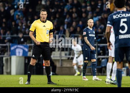 Sven Jablonski (Schiedsrichter, Bremen) 1. Fu?Ball Bundesliga: VfL Bochum - FC Heidenheim; Vonovia-Ruhrstadion Bochum; DFL/DFB-Vorschriften 22.12.2024 verbieten jede Verwendung von Fotografien als Bildsequenzen und/oder Quasi-Video. Stockfoto