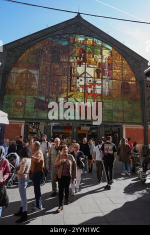 Am späten Nachmittag beleuchtet Sonnenlicht den Buntglaseingang des Mercado Central de Atarazanas in Malaga, Andalusien, Spanien, Europa Stockfoto