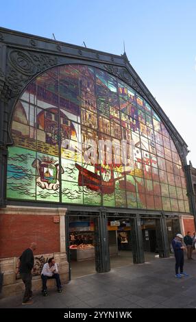 Am späten Nachmittag beleuchtet Sonnenlicht den Buntglaseingang des Mercado Central de Atarazanas in Malaga, Andalusien, Spanien, Europa Stockfoto