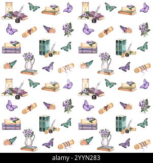 Wunderschönes nahtloses Muster mit Sanduhr, Büchern, Schmetterlingen, Papierrollen, violetten Blumen, silberne Kanne mit einem Blumenstrauß. Handgezeichnetes Vintage-Aquarell Stockfoto